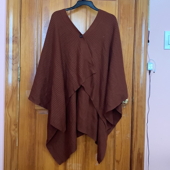 UNIQLO Knitted 2-Way Poncho - Picture 2 of 4